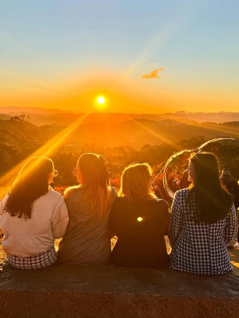 Grupo assistindo por do sol