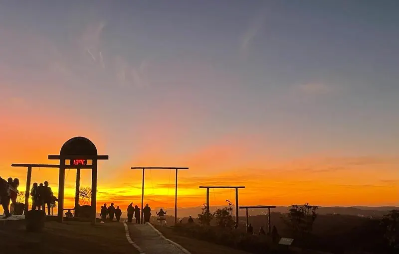 Por do sol com balancos